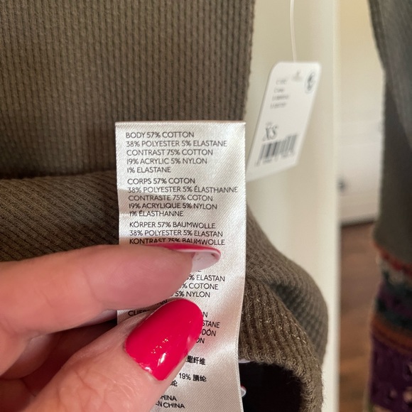 Free People long sleeve tee with beautiful detail. - Picture 6 of 10